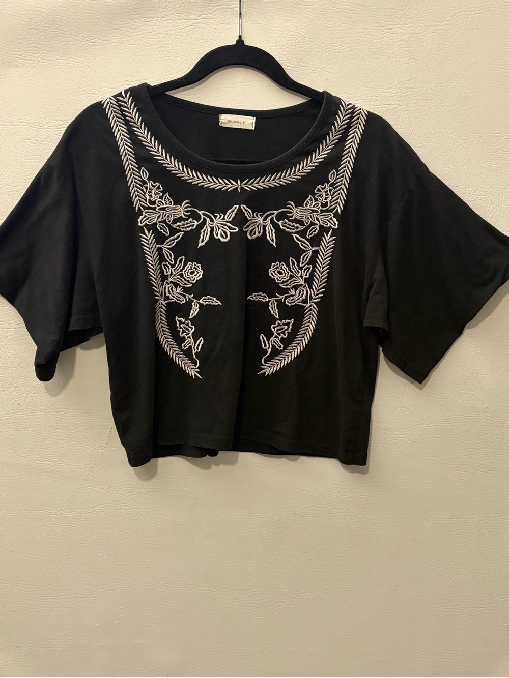 Arden B Black Crop Top White Embroidered Floral Design Pointed Shoulder Sleeve M